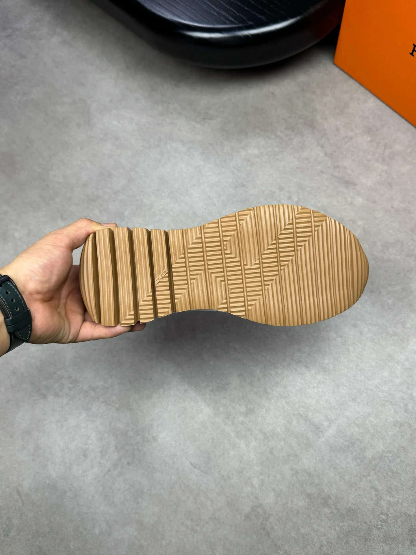 [HERMES] Hermes men's shoes 💰: 800💰 - High-end quality original items 🔍🔍🔍 casual sports shoes - Upper: 🔝 pebbled calfskin, suede calfskin, shoe body forged ´H´ totem, tongue webbing injection molded brand logo - Lining: brand canvas, foot pads; water-dyed cowhide -Outsole: Ultra-light T men's shoes 💰U foam; two-color molded outsole -Ultra-high quality control and fine workmanship: highlighted (high-end, extravagance, grade) -Size: 38-44 (45, can be customized)